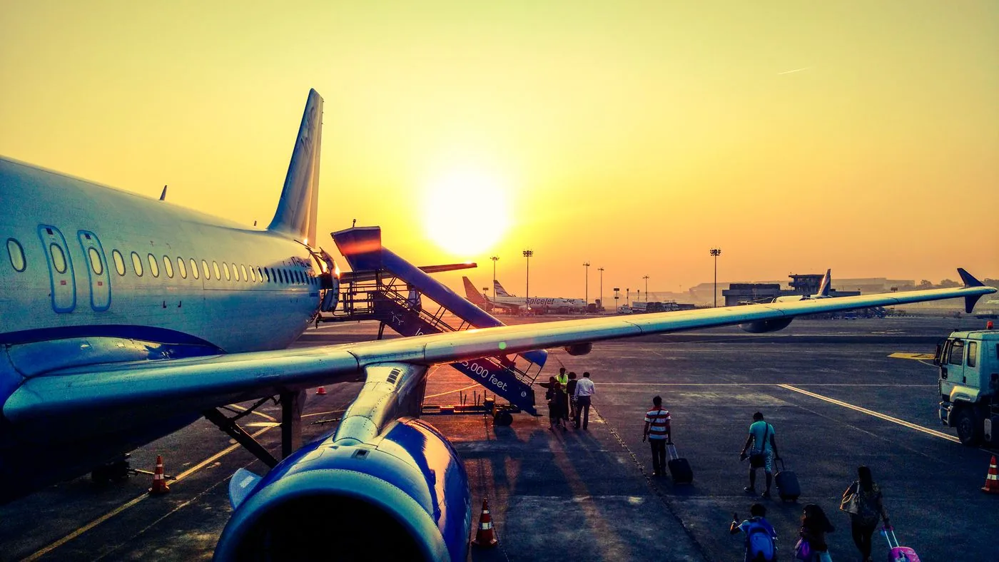Imagen ilustrativa. Avión en la plataforma de un aeropuerto al atardecer.